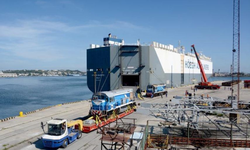 Dos de las locomotoras rusas llegadas este 3 de enero de 2019 al puerto de La Habana.