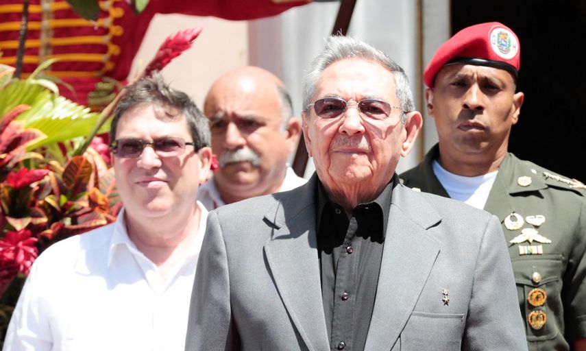 El gobernante cubano Raúl Castro (delante), durante su más reciente visita a Caracas, Venezuela.