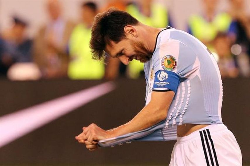 Messi no pudo ocultar su frustración tras caer en una nueva ronda decisiva. (EFE)
