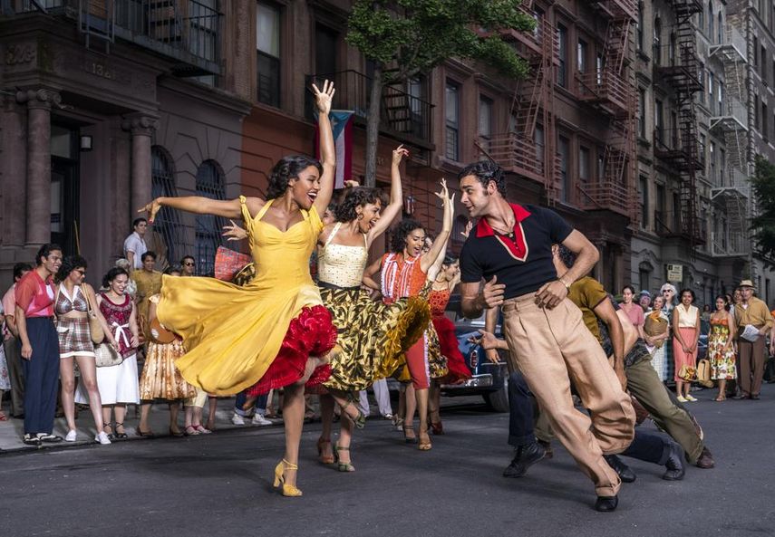 En esta imagen difundida por 20th Century Studios, Ariana DeBose como Anita, al frente a la izquierda, y David Alvarez como Bernardo en una escena de West Side Story.&nbsp;