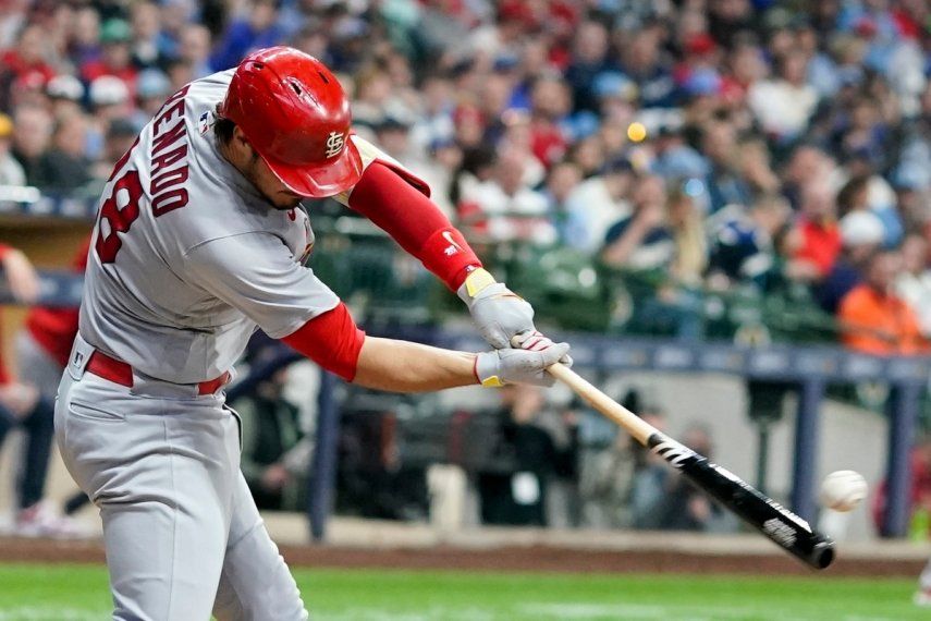 Nolan Arenado, de los Cardenales de San Luis, batea un jonrón de dos carreras en el duelo del sábado 8 de abril de 2023, ante los Cerveceros de Milwaukee