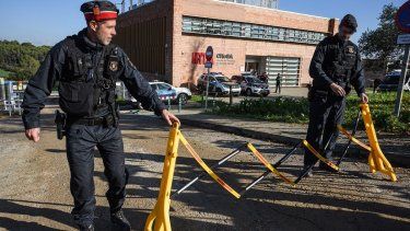 Dos agentes de los Mossos dEsquadra acordonan una zona en el laboratorio del IRTA, a 18 de diciembre de 2025, en Cerdanyola, Barcelona, Catalunya (España)