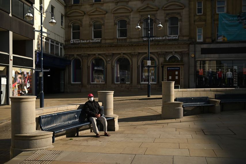 El gobierno brit&aacute;nico anunci&oacute; el viernes la prolongaci&oacute;n hasta junio de su dispositivo de desempleo parcial y el pago de los salarios, destinado a evitar los despidos.