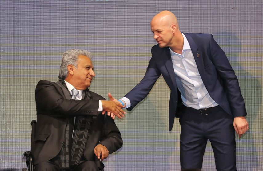 En esta foto del 13 de enero de 2020, el presidente de Ecuador Len&iacute;n Moreno (izquierda) saluda a Jordi Cruyff en su presentaci&oacute;n como t&eacute;cnico de la selecci&oacute;n nacional de f&uacute;tbol, en Quito. Cruyff renunci&oacute; como entrenador, el jueves 23 de julio de 2020.&nbsp;