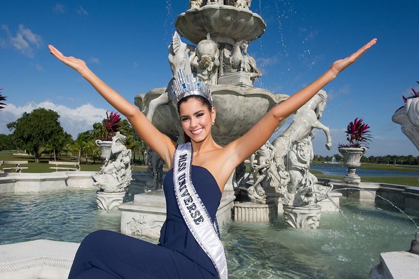 La nueva Miss Universo posó este lunes con la corona de $300.000. (MISS UNIVERSE)