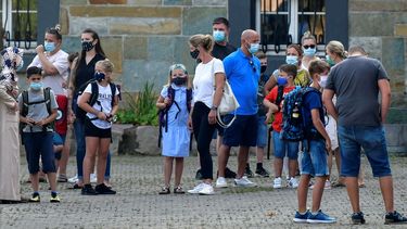 Fotograf&iacute;a de archivo del mi&eacute;rcoles 12 de agosto de 2020 de padres esperando con sus hijos en el patio escolar para el primer d&iacute;a de clases en Gelsenkirchen, Alemania.