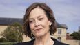 Sigourney Weaver llega para la colección de moda femenina Primavera/Verano 2024 de Givenchy presentada el jueves 28 de septiembre de 2023 en París.