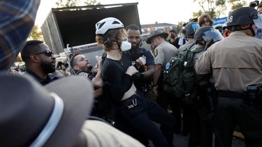 La policía local y estatal detiene a un hombre mientras los manifestantes se reúnen cerca de una instalación de Inmigración y Control de Aduanas (ICE) en oposición a la detención de inmigrantes indocumentados tras la orden del presidente Donald Trump de aumentar la presencia federal y reforzar la aplicación de la ley de inmigración a través del Departamento de Seguridad Nacional en Broadview, Illinois, el 3 de octubre de 2025.