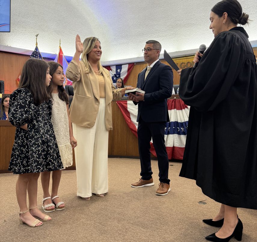 La concejala Melinda De la Vega jura junto a su familia. La concejala Melinda De la Vega jura junto a su familia.