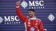 EI piloto británico Lewis Hamilton, de Ferrari, celebra en el podio luego de ganar el Gran Premio de Cataluña en la Fórmula 1, el 14 de junio de 2026.