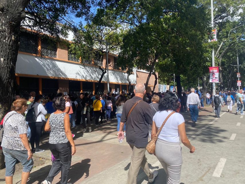 En Caracas, venezolanos hacen cola desde temprano en centros de votación. En Caracas, venezolanos hacen cola desde temprano en centros de votación.