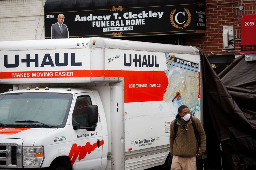 Un trabajador sale de una lona que cubre la parte trasera de un cami&oacute;n alquilado afuera de la Funeraria Andrew T. Cleckley, el jueves 30 de abril de 2020, en Nueva York.&nbsp;