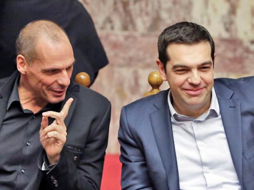 El ministro de finanzas griego Yanis Varoufakis (izq.) con el primer ministro del país, Alexis Tsipras. (ARCHIVO)