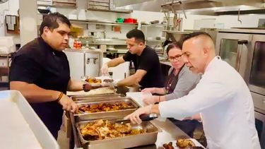 Juan Chipoco y el equipo organizador sirven alimentos a personas necesitadas.