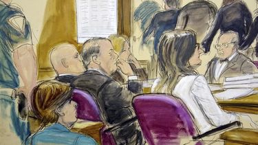 En este dibujo de la corte, Harvey Weinstein, centro, sentado en la mesa de la defensa rodeado por sus abogados mientras el jurado se retira de la corte despu&eacute;s de recibir la indicaci&oacute;n del juez de regresara a deliberar en el juicio por violaci&oacute;n contra Weinstein el viernes 21 de febrero de 2020, en la Corte Suprema de Manhattan en Nueva York.&nbsp; 