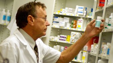 Imagen de archivo de un farmacéutico que busca medicamentos que requieren receta médica en una farmacia de Texas.