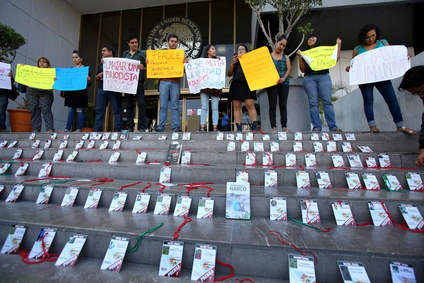 En Sinaloa, en el noroeste del país, decenas de colegas de Valdez salieron a protestar a las calles para exigir justicia a las autoridades y detener la violencia
