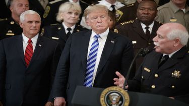 El presidente estadounidense Donald Trump condenó el artículo publicado en The New York Times, de autor anónimo, en el que se le hacen duras críticas.