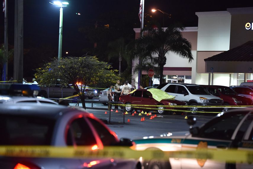 El centro comercial de la avenida 87 y Coral Way estaba bajo vigilancia policial el martes en la noche. (Foto ÁLVARO MATA / DLA)