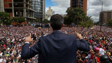 Juan Guaidó, presidente encargado de Venezuela, dirigiéndose a la multitud.