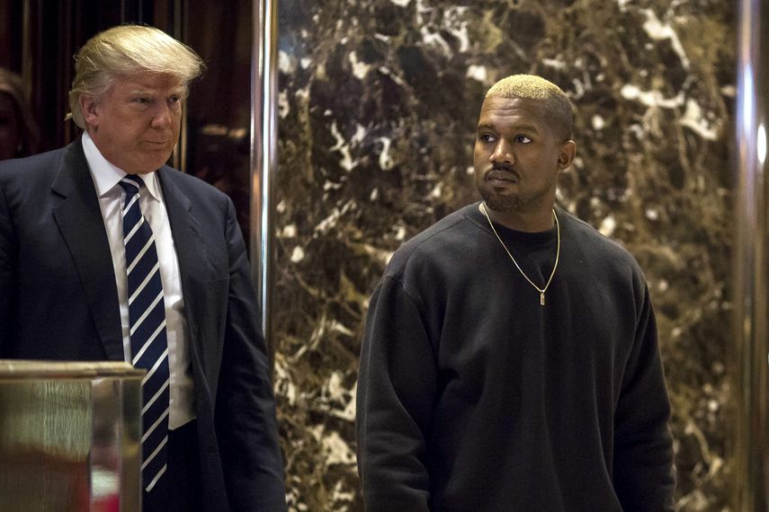 El rapero Kanye West posa junto al presidente Donald Trump en el Trump Tower tras su victoria en 2016.