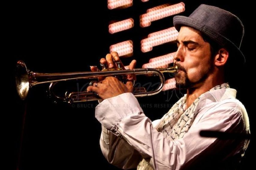 Entre las figuras destacadas se encuentra el contrabajista francés Henri Texier, el guitarrista estadounidense Pat Martino y el trompetista español Raynald Colom