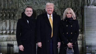 El presidente francés Emmanuel Macron (i) y su esposa Brigitte Macron (d) posan con el presidente electo de Estados Unidos, Donald Trump (i), frente a la catedral de Notre-Dame, antes de una ceremonia para conmemorar la reapertura de la histórica catedral, en el centro de París, el 7 de diciembre de 2024.&nbsp;
