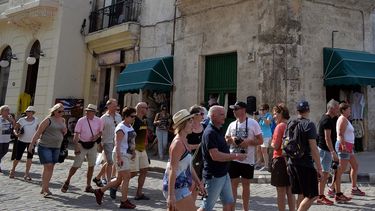 Entre los que intentan escapar de la prohibición cubana de acumulación de riquezas podrían estar aquellos que se dedican a la renta de habitaciones y a la gastronomía, que se benefician del incremento del turismo en la isla.