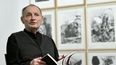 Esta foto tomada el 1 de febrero de 2018 muestra al artista y pintor austriaco Guenter Brus en Viena, durante una gira de prensa de su exposición Unrest After the Storm (Unruhe nach dem Sturm) en el Museo de Arte Contemporáneo Belvedere 21.