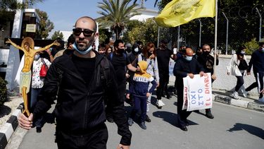Manifestantes se concentran frente a la emisora estatal chipriota en Nicosia, Chipre, sábado 6 de marzo de 2021, en apoyo al llamado de la iglesia ortodoxa a retirar del concurso Eurovisión la canción El Diablo, presentada por el país.&nbsp;