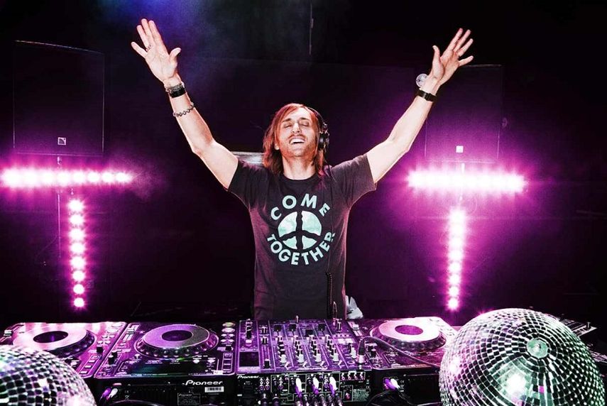 El dj David Guetta posa durante una de sus presentaciones. (CORTESÍA)