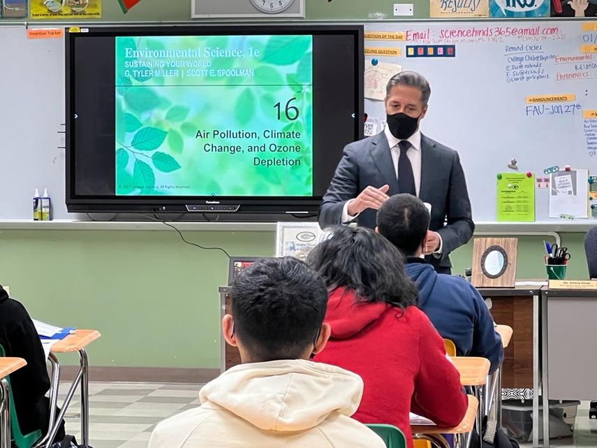 Alberto Carvalho, superintendente de escuelas públicas del condado, imparte clases ante la falta de maestros.&nbsp;