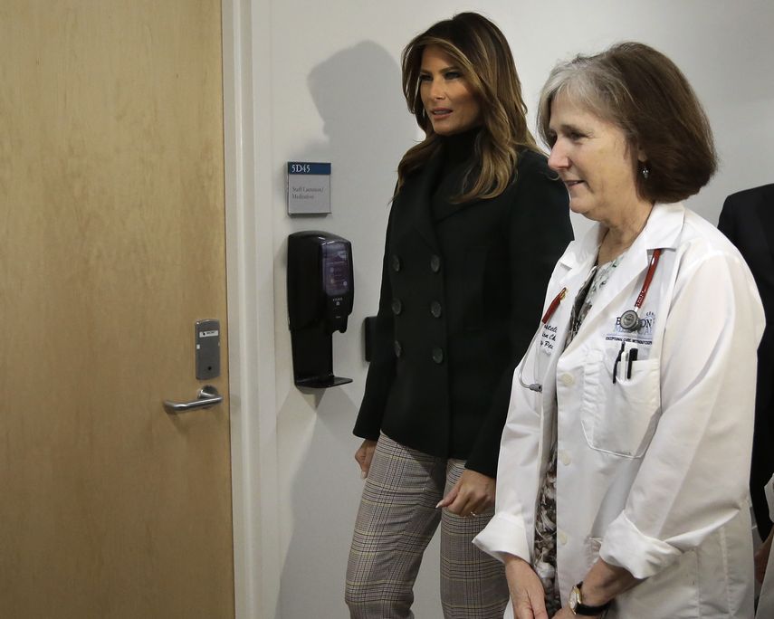 La primera dama Melania Trump camina con la pediatra Eileen Costello durante una visita al Centro M&eacute;dico Boston, en Boston, el mi&eacute;rcoles 6 de noviembre de 2019.&nbsp;