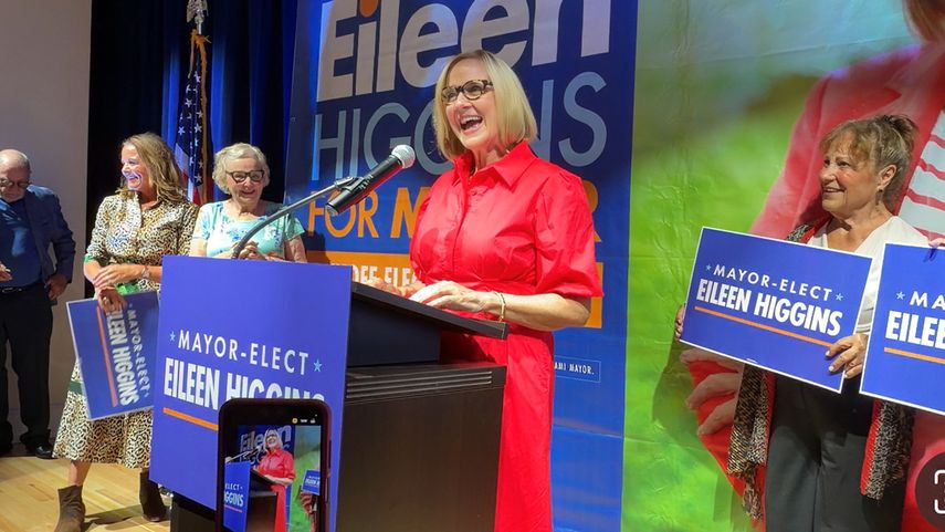Eileen Higgins celebra el triunfo electoral que la convierte en alcaldesa electa de Miami.