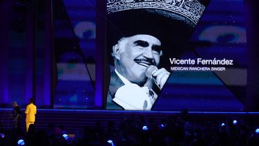 Cynthia Erivo y Leslie Odom Jr. se presentan en el escenario mientras una imagen del difunto Vicente Fernández se proyecta en una pantalla durante la 64 entrega anual de los premios GRAMMY en el MGM Grand Garden Arena el 3 de abril de 2022 en Las Vegas, Nevada. Confirman lanzamiento de disco póstumo.