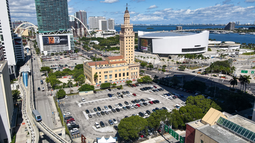 Lote propuesto para edificar la Biblioteca Presidencial Donald J. Trump, al lado de la Torre de la Libertad.