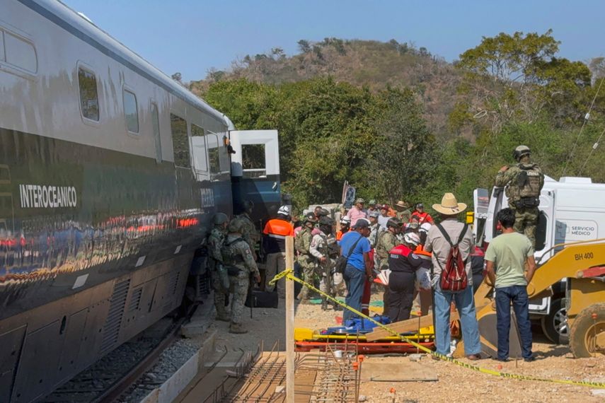 Soldados del Ejército Mexicano y miembros de Protección Civil rescatan a los pasajeros del tren Interoceánico que descarriló en Nizanda, estado de Oaxaca, en la ruta hacia Coatzacoalcos, México, el 28 de diciembre de 2025.