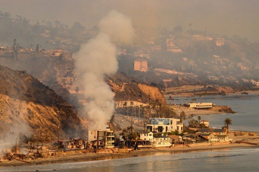 Vista aérea de casas en llamas a consecuencia de los incendios en Malibu, California.&nbsp;