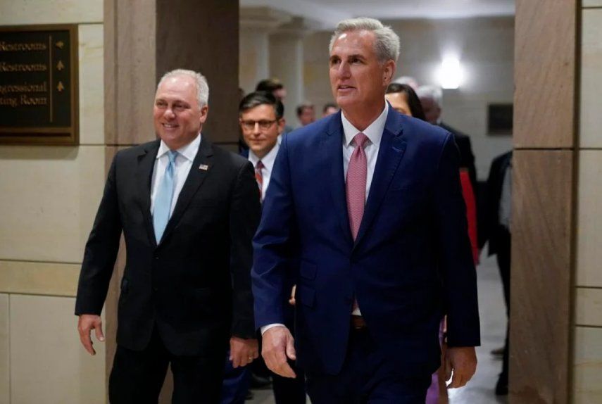 &nbsp;El líder de la minoría republicana en la Cámara de Representantes Kevin McCarthy, derecha, y el jefe de la bancada republicana Steve Scalise, arriban a una conferencia de prensa el 15 de noviembre del 2022 en el Capitolio.