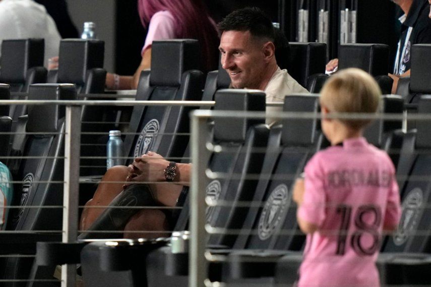 Lionel Messi, del Inter Miami, observa un partido de la Leagues Cup entre su equipo y el Puebla de México, el sábado 27 de julio de 2024 en Fort Lauderdale, Florida&nbsp;