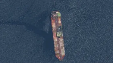 En esta imagen satelital difundida por Maxar Technologies se ve al buque petrolero FSO Nabarina el domingo 9 de agosto de 2020 frente a las costas de Trinidad y Tobago.