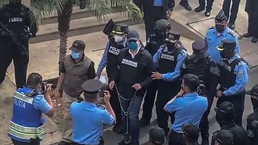 Esposado de pies y manos es trasladado por tropas especiales de la Policía ante el juez, el expresidente de Honduras, Juan Orlando Hernández.