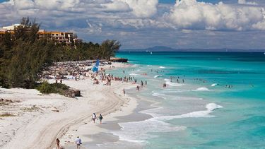 Esta playa es absolutamente espectacular, resaltó un usuario en TripAdvisor, en tanto otro elogió que siempre sus aguas están limpias y con una cálida temperatura y distintivo tono azul turquesa.