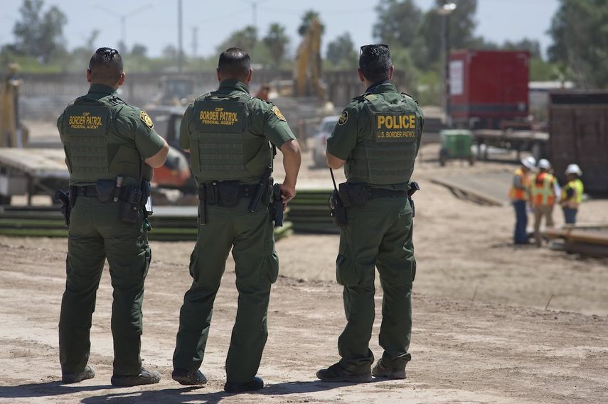 Agentes de la Patrulla Fronteriza observan cómo se construye parte del muro.&nbsp;