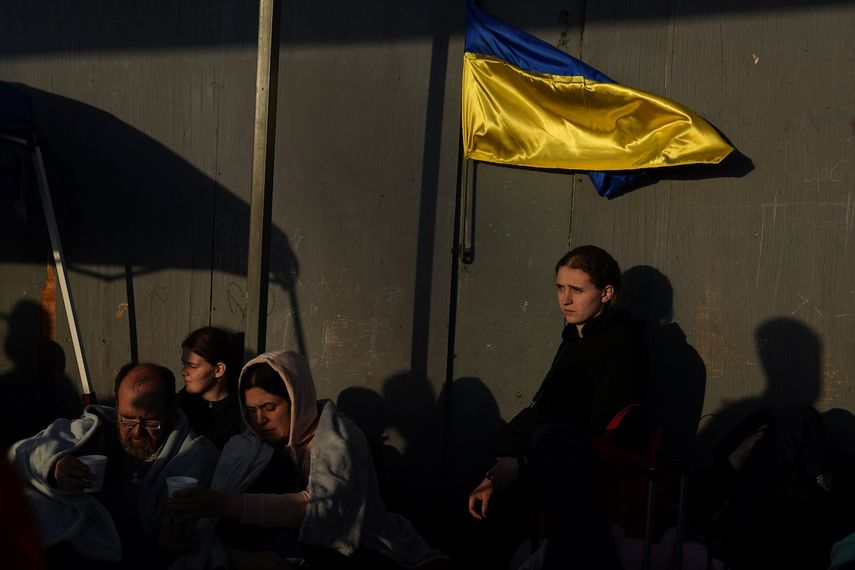Refugiados ucranianos esperan cerca de la frontera, el 4 de abril de 2022, en Tijuana, México.&nbsp;