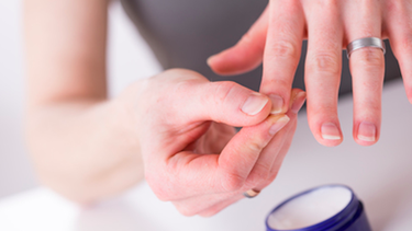 Las uñas necesitan de cuidados. Después de usar quitaesmaltes, hay que encremarlas bien.