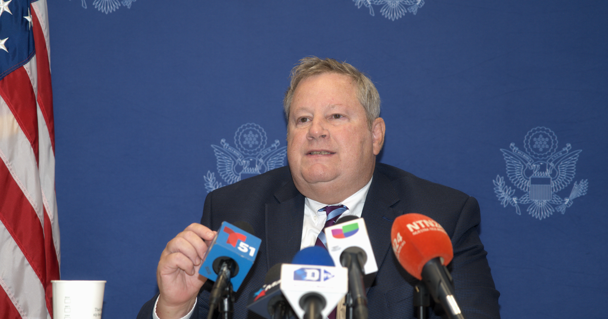 Nombran Embajador del Exilio Cubano al jefe de la misión de EEUU en La Habana