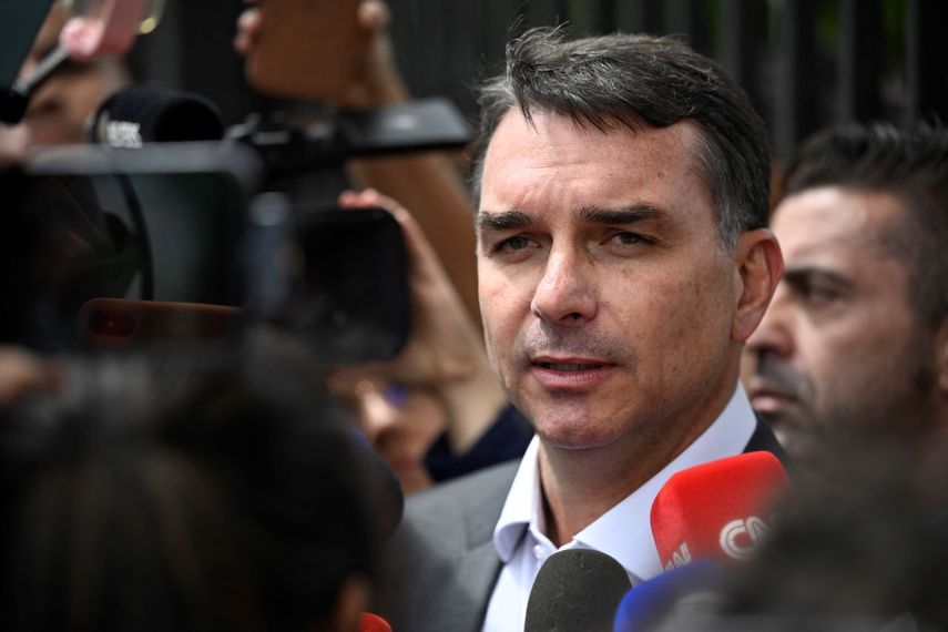 El senador Flavio Bolsonaro, hijo del expresidente brasileño Jair Bolsonaro, habla con periodistas.