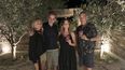 En esta foto proporcionada por la oficina del primer ministro de Grecia, el primer ministro Kyriakos Mitstotakis y su esposa, Mareva Grabowski-Mitsotaki, a la izquierda, posan con el actor estadounidense Tom Hanks y su esposa, la actriz Rita Wilson en la isla griega de Ant&iacute;paros, el s&aacute;bado 25 de julio de 2020.