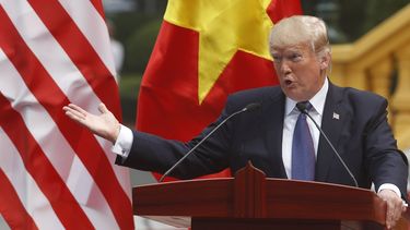 Tras el revuelo generado, y preguntado al respecto en Hanoi en rueda de prensa conjunta con el presidente vietnamita, Tran Dai Quang, el mandatario estadounidense ofreció una respuesta en la que trató de recular.